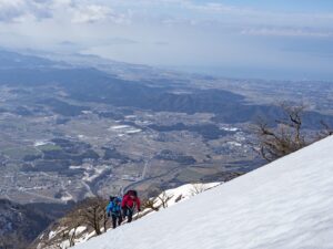 厳冬期　冬山　快晴の伊吹山　雪山登山　琵琶湖が一望できる百名山　